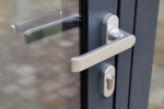Aluminium ou PVC, quel mat&eacute;riau choisir pour une porte d'entr&eacute;e &agrave; Sarreguemines ?